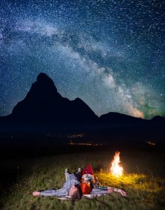 Auf Sternenhimmel und Lagerfeuer ohne Befürchtungen unter Hypnose einlassen